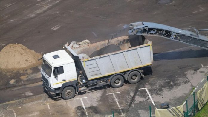 Exploring the key benefits of a dump truck lease