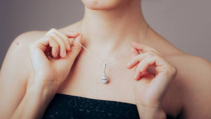 The Ultimate Guide to Buying Diamond Necklaces and Diamond Studs Online