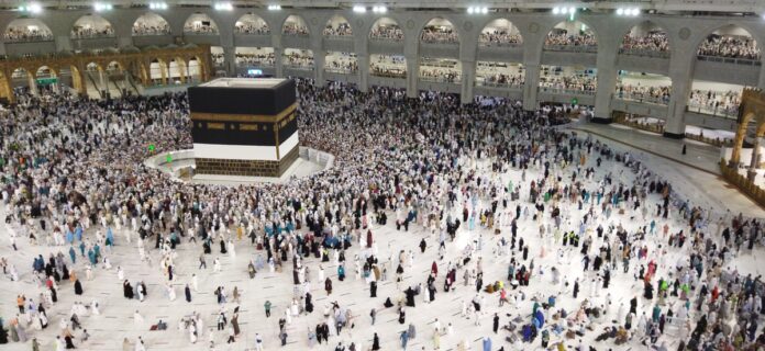 Can A Woman Wear Jewelry During Umrah?