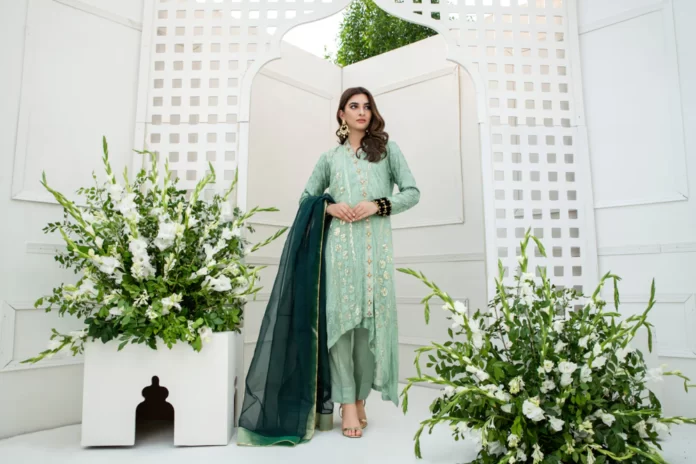 5 Essential Pieces To Complete Your Casual Pakistani Suit Look