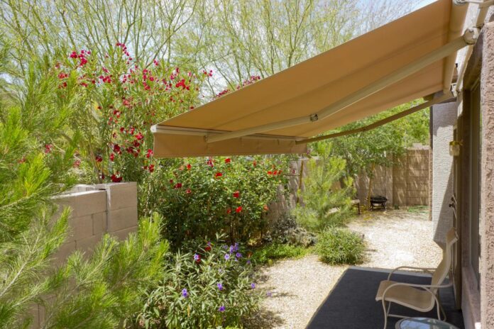 outdoor retractable awning