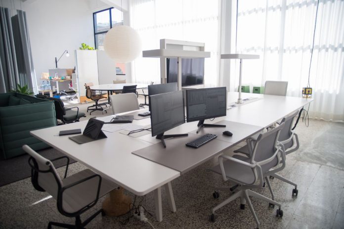 Elevating Productivity How Flujo's Standing Desks Revolutionize Modern Workspaces