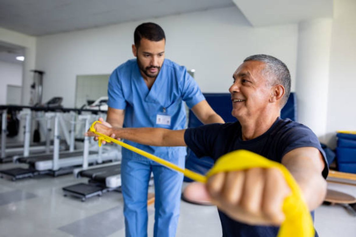 How Physiotherapy at Dundas 427 Physiotherapy Helps Manage Chronic Pain