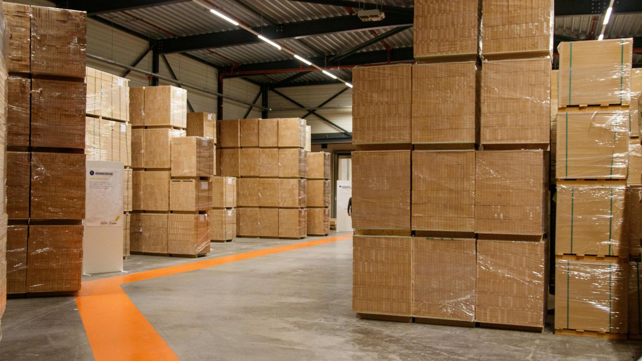 How Pallet Shrink Wrap Improves Load Stability in High-Volume Shipping