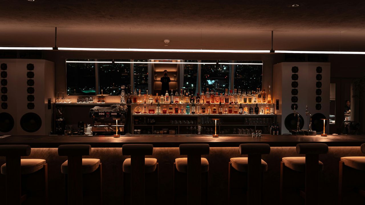 What Makes a Great Bar in Waikiki? More Than Just Drinks.