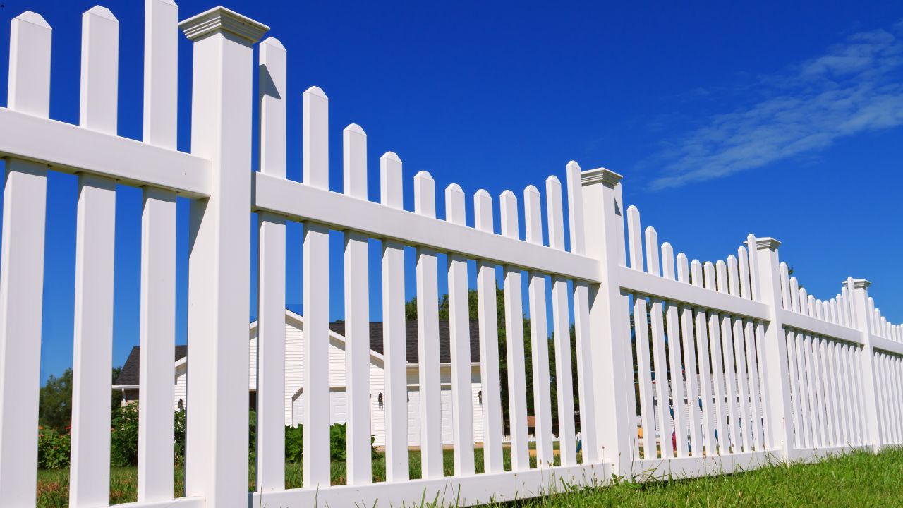Creative Fencing Options for Modern Outdoor Spaces